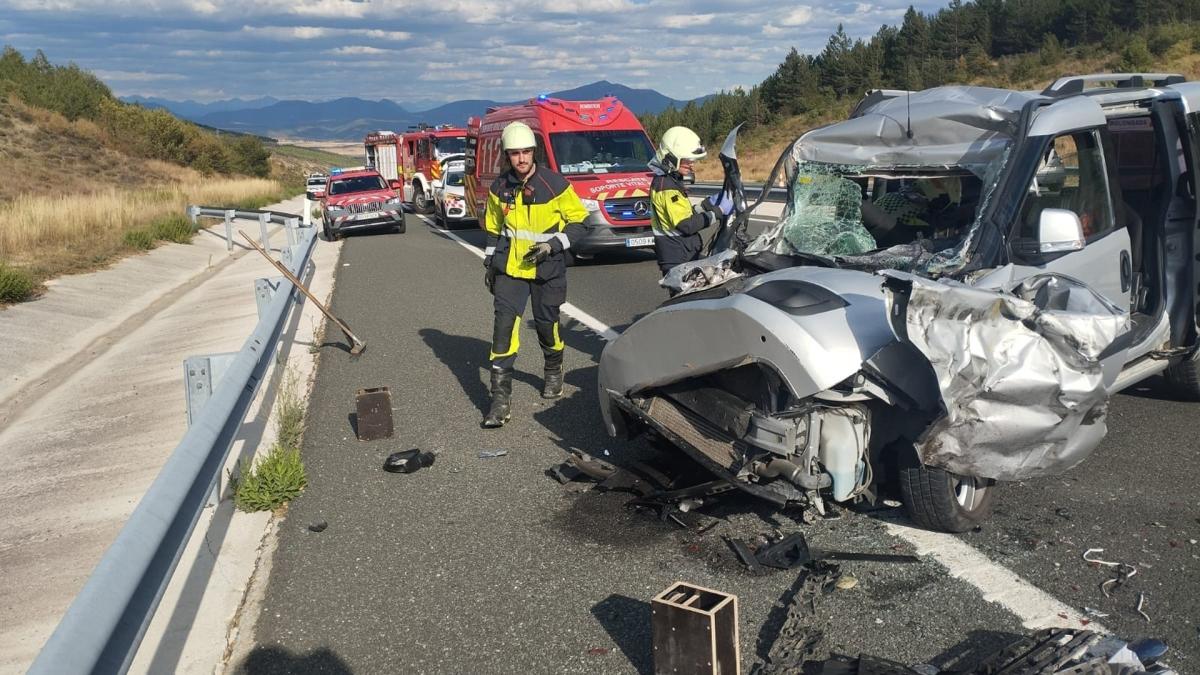 Grave colisión en la A-21: Un conductor de 42 años es trasladado en helicóptero al HUN tras un choque por alcance con un camión